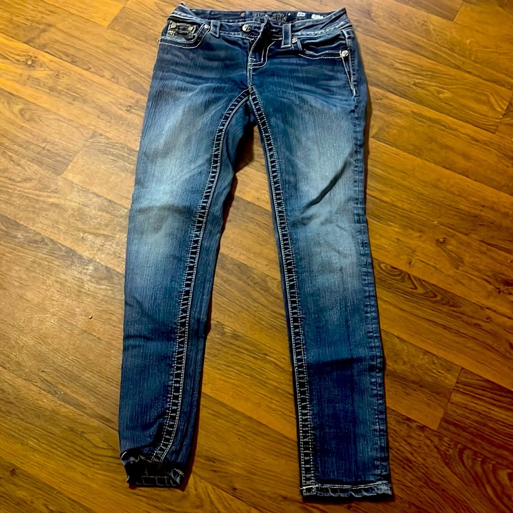 Miss Me Jeans. Size 26. Fair Condition. Missing two buttons on back. Pre-worn.